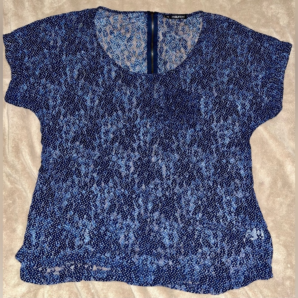 Maurice’s Women’s Short Sleeve Blue Blouse. Lace Burnout Size 2/XXL Zips in back